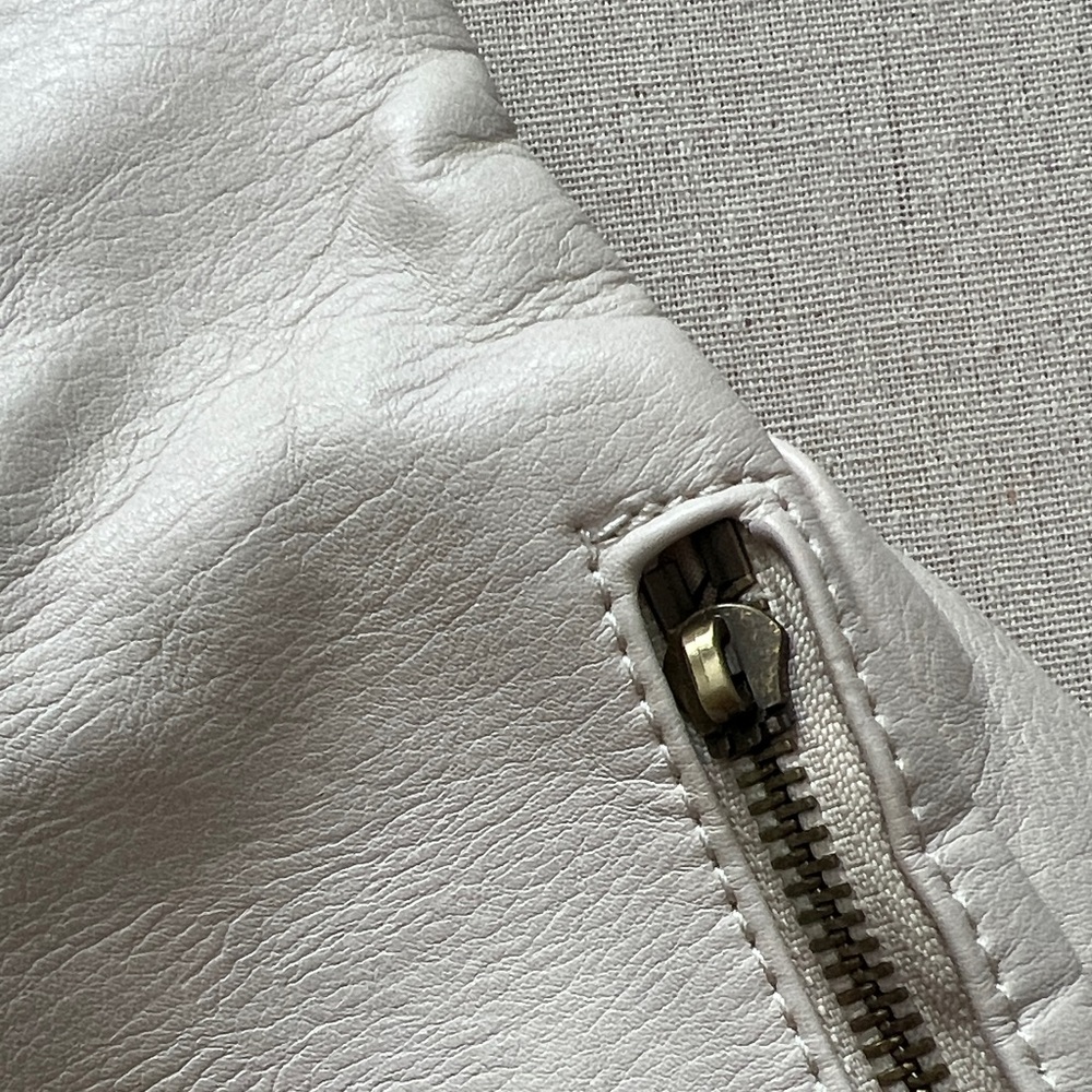 Stylish Cream Crossbody Bag with Patterned Strap - Picture 3 of 6